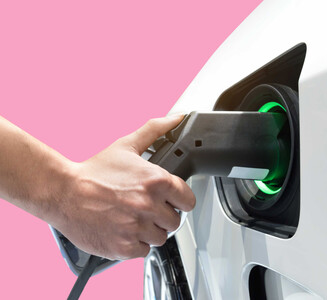 E-Autos: Jeder Parkplatz im Zwhatt ist mit einer Lademöglichkeit ausgerüstet. Diese werden selbstverständlich weitestgehend mit nachhaltigem Strom von den PV-Anlagen auf und an den Zwhatt-Gebäuden versorgt. Mieter:innen können zudem Elektroautos einfach mieten.