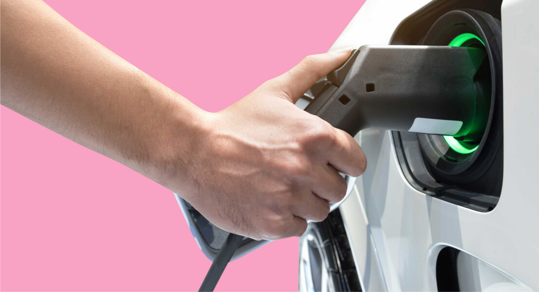 E-Autos: Jeder Parkplatz im Zwhatt ist mit einer Lademöglichkeit ausgerüstet. Diese werden selbstverständlich weitestgehend mit nachhaltigem Strom von den PV-Anlagen auf und an den Zwhatt-Gebäuden versorgt. Mieter:innen können zudem Elektroautos einfach mieten.